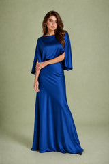 Lang geschnittenes Satin-Kleid mit Bootsausschnitt