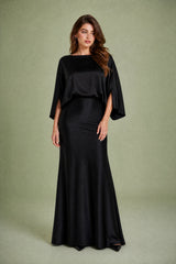 Lang geschnittenes Satin-Kleid mit Bootsausschnitt