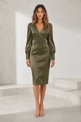 Robe satinée à col V