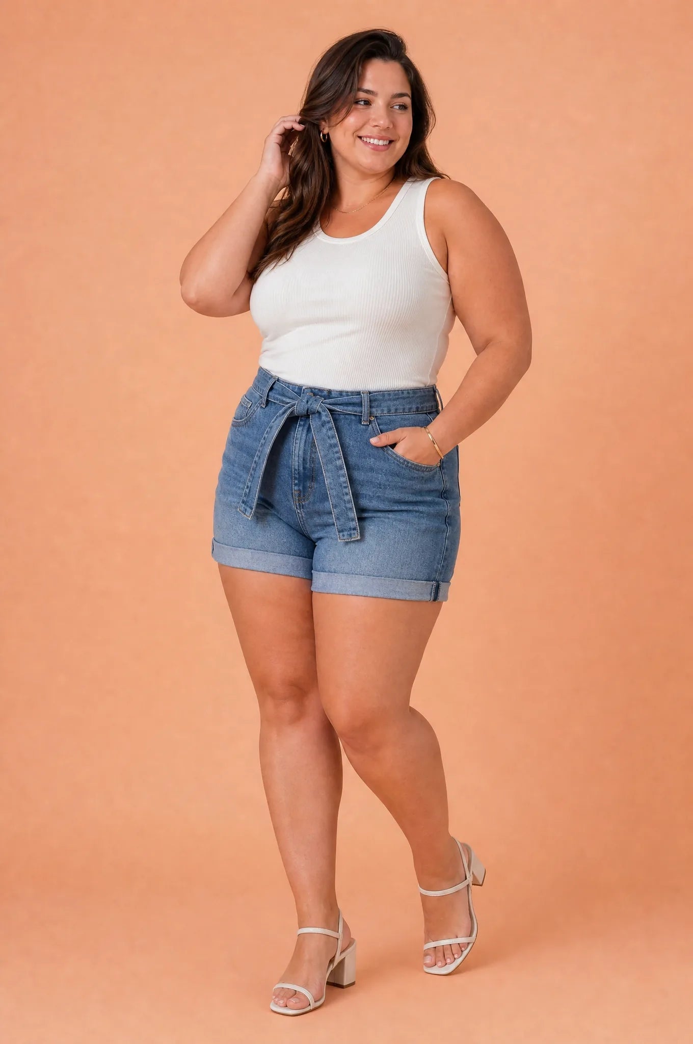 Short en jean bleu ceinture taille haute | Porté sur une silhouette plus ronde | Lounelle Paris