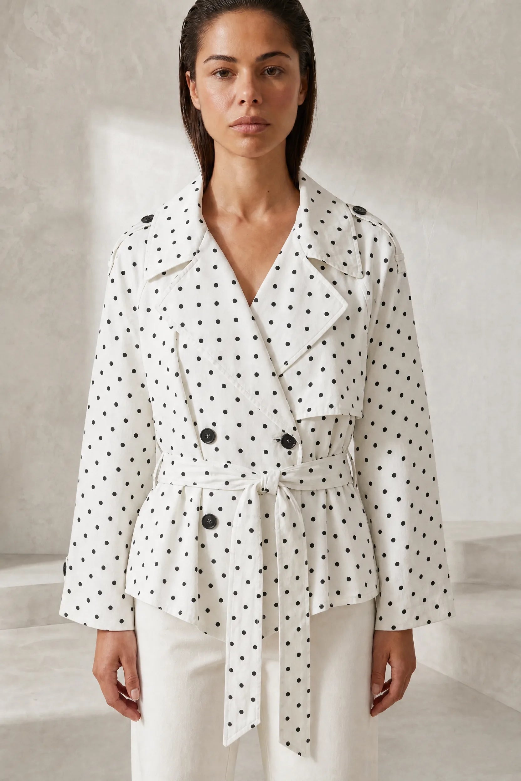 Trench blanc à pois ceinturé | Lounelle Paris